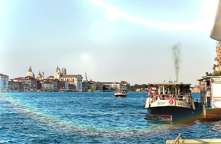 意大利威尼斯岛码头（意大利威尼斯小艇介绍）