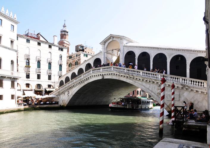 威尼斯桥下饭店（威尼斯的桥叫什么名字）