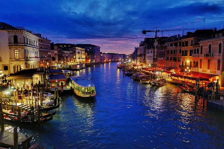 威尼斯风景夜晚图片（威尼斯夜景又好画又好看）
